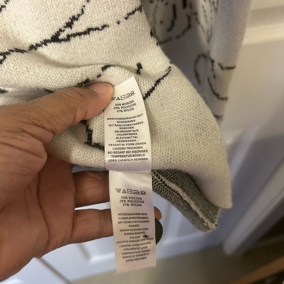 Tahiri Women’s Cream Floral Crewneck Sweater with Black Print with pilling - Picture 7 of 9